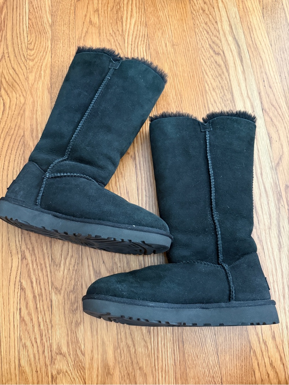 UGG black Bailey three button boots 8 - Picture 2 of 9
